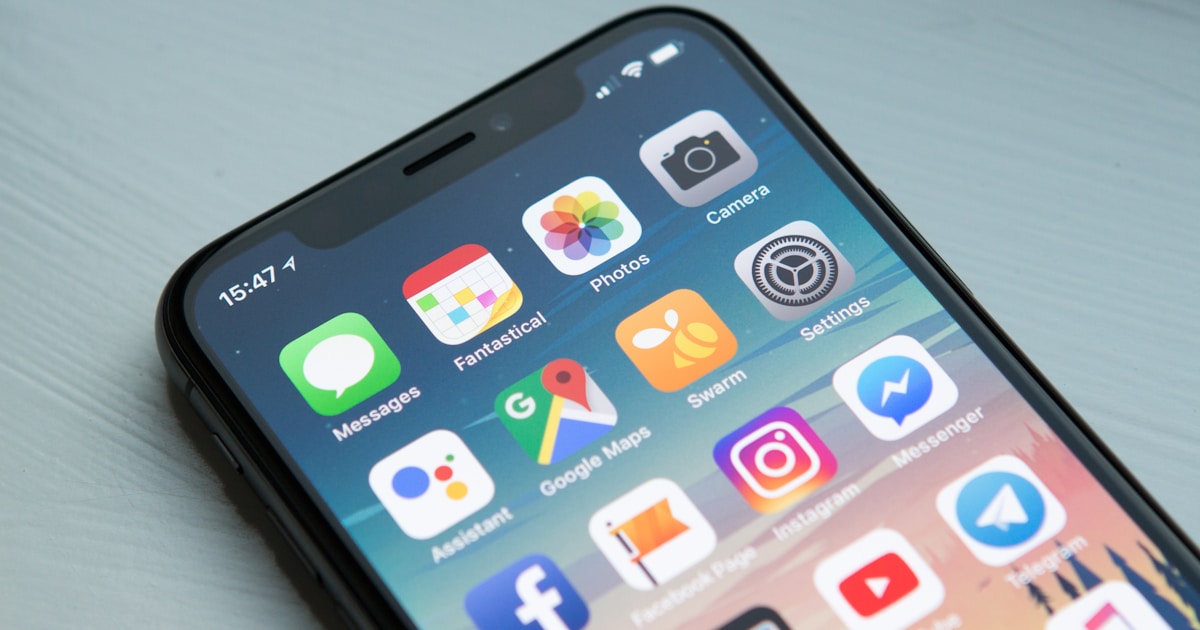 زبون يتصفح قائمة طعام رقمية على الجوال
